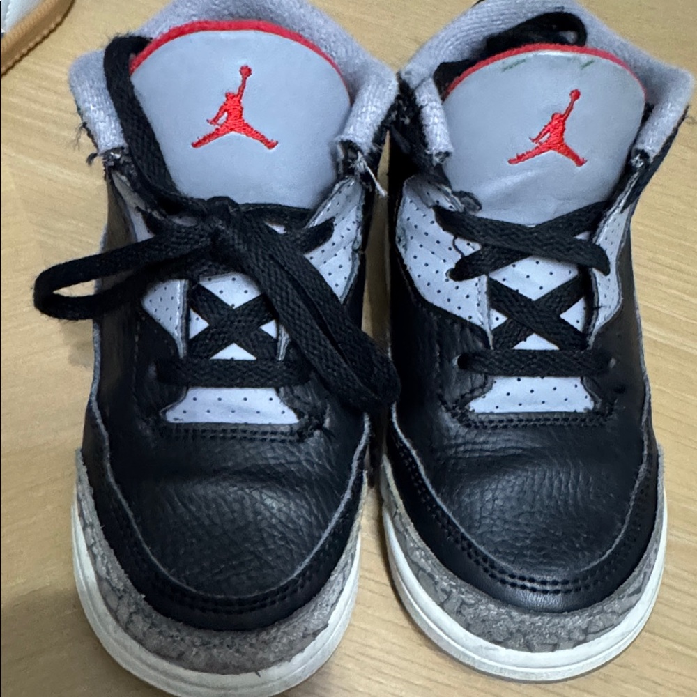 Jordan Kids 3’s Black and White Sneakers with Red - Picture 5 of 5